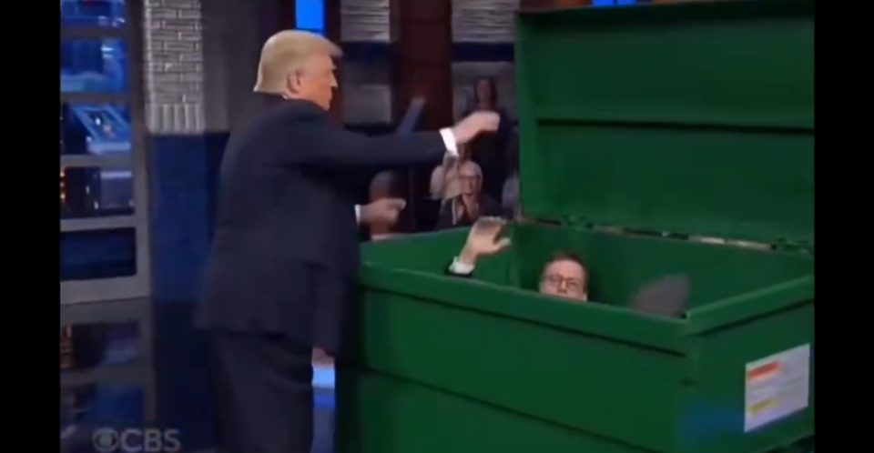 trump-feston-mbylljen-e-“the-late-show”,-presidenti-amerikan-publikon-videon-e-krijuar-me-ai-teksa-hedh-moderatorin-stephen-colbert-ne-nje-kosh-mbeturinash