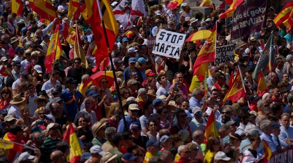 video/-protesta-te-fuqishme-ne-madrid-kunder-kryeministrit-pedro-sanchez!-persona-te-maskuar-kapen-prane-shtepise-se-tij,-u-perpoqen-te-shkulnin-dhe-kangjellat