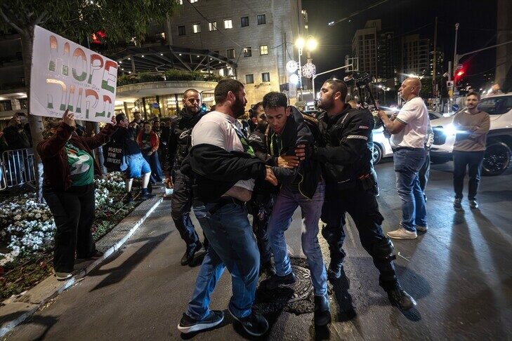 demonstruesit-antiqeveritare-perballen-me-nderhyrjen-e-policise-izraelite-gjate-protestes-ne-kuds
