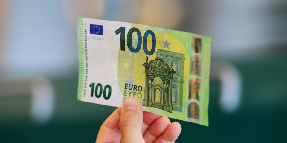 a-do-te-ekzekutohen-sot-shtesat-prej-100-euro-per-pensionistet-dhe-femijet?