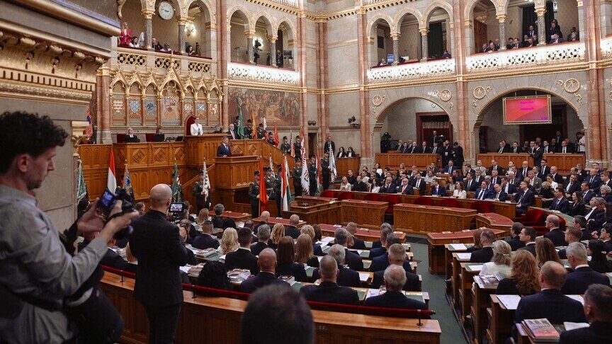 parlamenti-hungarez-miraton-ligjin-per-te-qendruar-ne-gjykaten-nderkombetare-penale