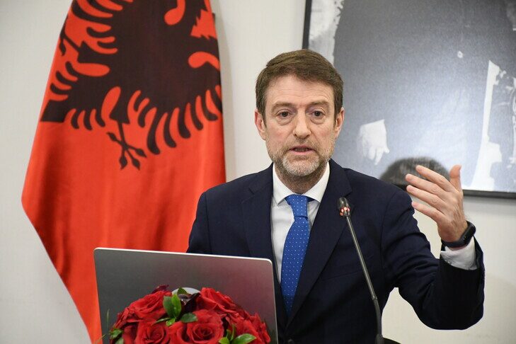 ministri-hoxha:-shqiperia-nuk-do-te-terhiqet-nga-kievi-dhe-mbeshtetja-per-ukrainen