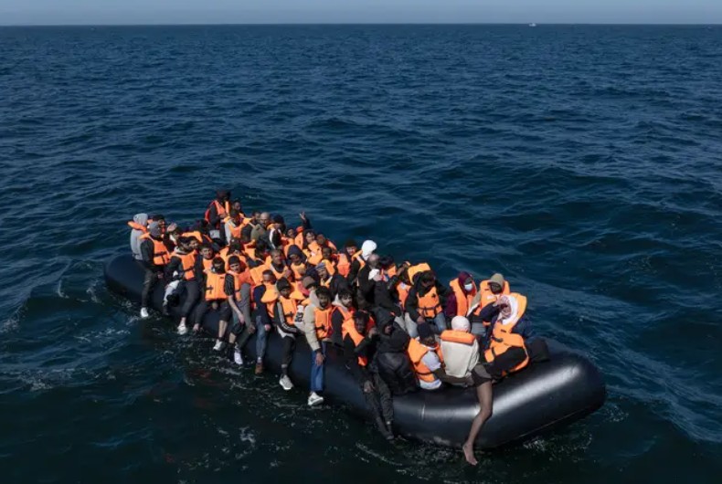 britania-do-te-“skanoje”-emigrantet-me-inteligjence-artificiale,-teknologjia-do-te-zbuloje-moshen-e-tyre-nga-fytyra