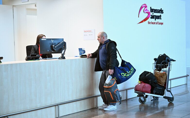 aeroporti-i-brukselit-do-te-lejoje-lengje-dhe-pajisje-elektronike-ne-cantat-e-dores-nga-viti-2028