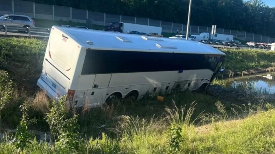 video/-tragjedi-rrugore-ne-shba,-autobusi-me-pasagjere-perplaset-me-6-makina,-5-te-vdekur-dhe-34-te-plagosur!