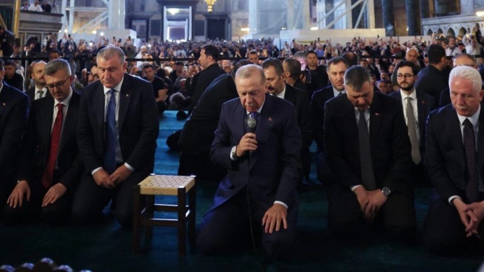 keshtu-e-kujtoi-erdogan-marrjen-e-kostandinopojes