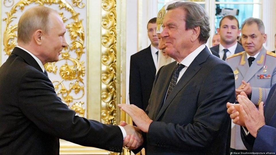 putin-propozon-ish-kancelarin-gjerman-gerhard-schroder-si-ndermjetes-per-paqen-ne-ukraine,-be-e-refuzon