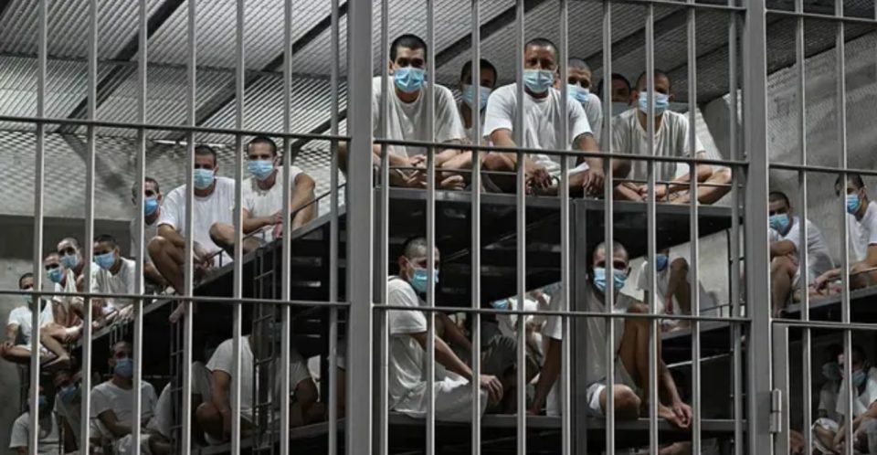 pamje-tronditese-nga-cecot-ne-el-salvador,-burgu-i-quajtur-“varreza-e-njerezve-te-gjalle”!-dokumentari-i-medias-britanike-zbulon-detaje-nga-izolimi-ekstrem