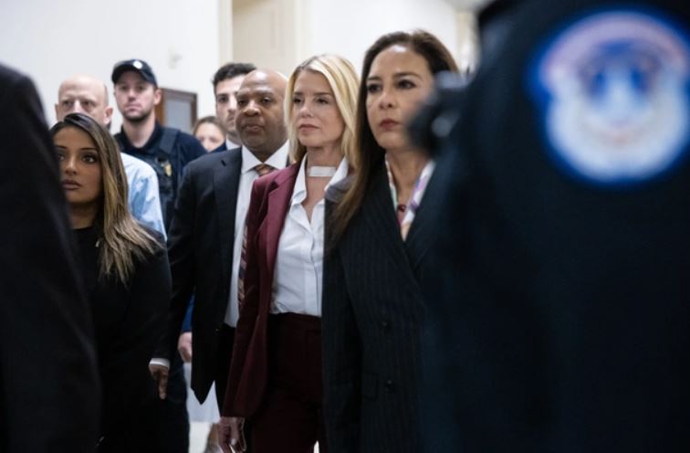 publikimi-i-dosjeve-te-epstein,-ish-prokurorja-e-pergjithshme-e-shba-se-ja-kalon-pergjegjesine-ish-vartesit-te-saj!-demokratet-paralajmerojne-thirrjen-e-tij-ne-kongres