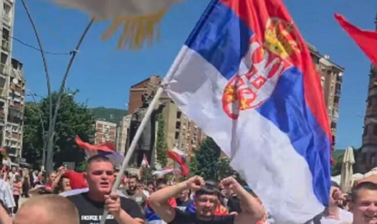 maturantet-serbe-ne-mitrovice-degjohen-duke-thirrur-“kosova-eshte-zemer-e-serbise”