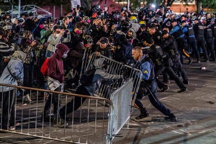 protestuesit-kunder-agjencise-ice-perplasen-me-policine-jashte-nje-qendre-ndalimi-ne-new-jersey