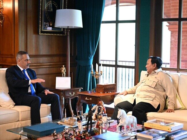 ministri-i-jashtem-turk-takohet-me-presidentin-indonezian-ne-xhakarta
