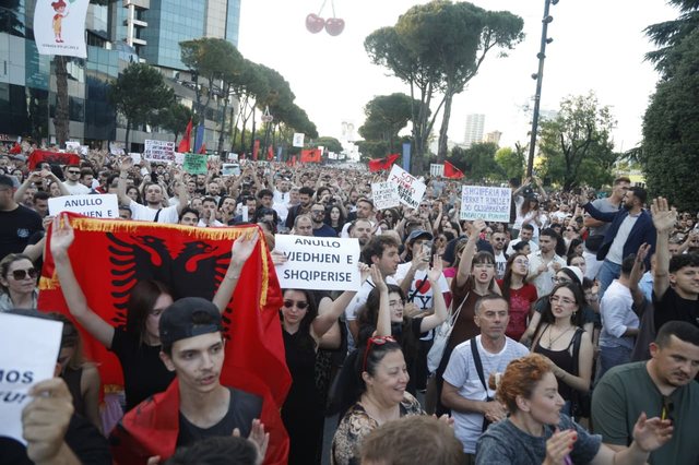 vazhdon-per-te-katerten-dite-me-radhe-protesta-me-moton-“shqiperia-nuk-eshte-ne-shitje”