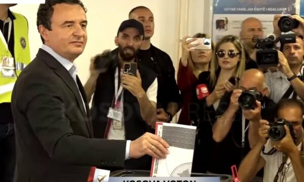 zgjedhjet-ne-kosove/-albin-kurti-hedh-voten-e-tij:-sot-vendosin-ata-qe-votojne!