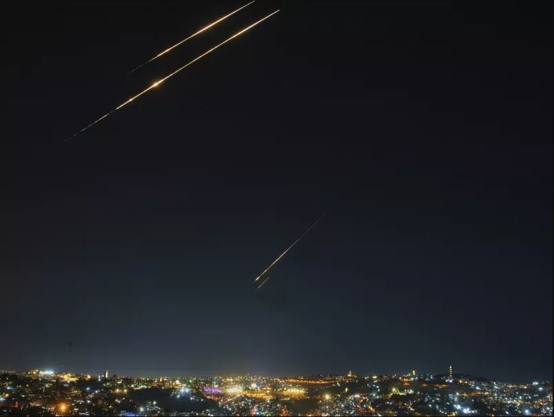 irani-shkel-armepushimin,-sulmon-izraelin-me-raketa-dhe-mbyll-hapesiren-ajrore,-reagon-tel-avivi:-teherani-duhet-te-digjet-sonte