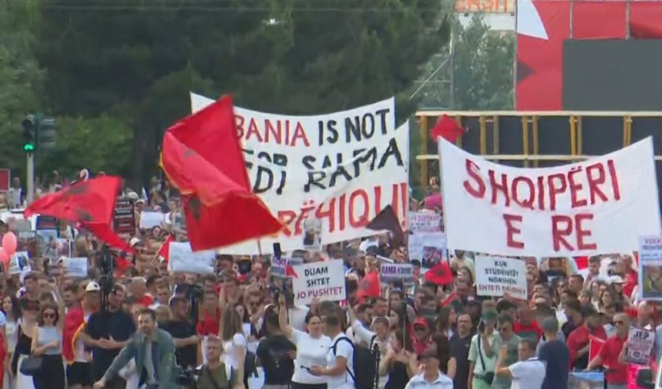 protesta-ne-tirane-zgjerohet,-i-bashkohen-edhe-shqiptare-nga-maqedonia-e-veriut-dhe-lugina-e-presheves