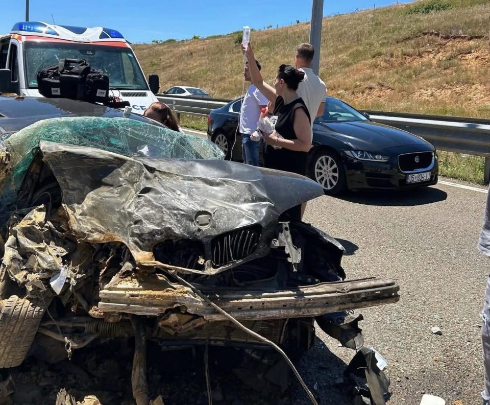 vdes-gruaja-nga-aksidenti-ne-autostrade,-ne-gjendje-te-rende-burri-i-saj