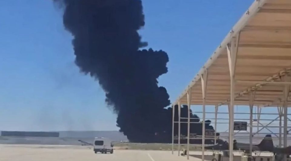 video/-momenti-kur-bombarduesi-legjendar-“b-52”-rrezohet-ne-kaliforni-pak-pas-ngritjes-nga-pista,-8-te-vdekur-nga-shperthimi!-shikoni-pamjet