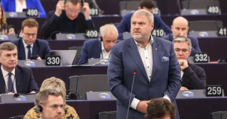 kalon-me-shumice-solide-votash-raporti-i-terras-per-kosoven-ne-pe:-progresi-ne-dialog-mbetet-esencial-per-rrugen-drejt-be