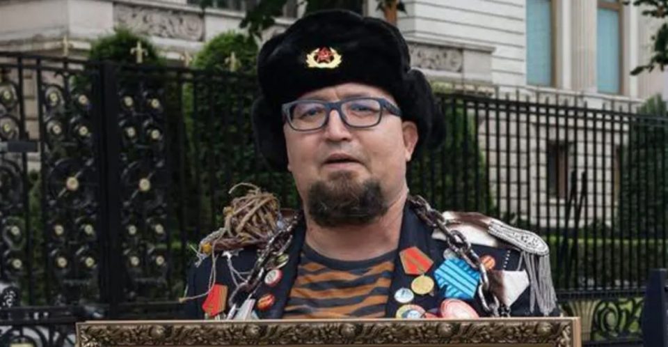 vrasja-ne-poloni-e-karikaturistit-rus-qe-tallej-me-putinin,-arrestohet-nje-i-dyshuar