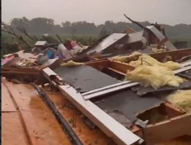 video/-mot-ekstrem-ne-shba,-tornado-‘fshin’-gjithcka-gjen-perpara!-130-mije-familje-pa-energji,-banori-filmon-momentin-kur-i-rrafshon-shtepine