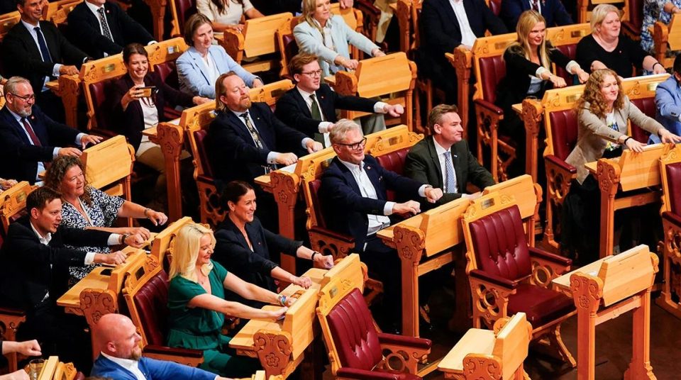 video/-ethet-e-kupes-se-botes,-deputetet-e-norvegjise-japin-spektakel-ne-parlament,-e-transformojne-ne-nje-varke-vikingesh-dhe-‘vozisin’!-shikoni-pamjet