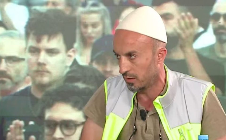kur-“protestuesi-me-plis”-kthehet-ne-“kale-troje”…