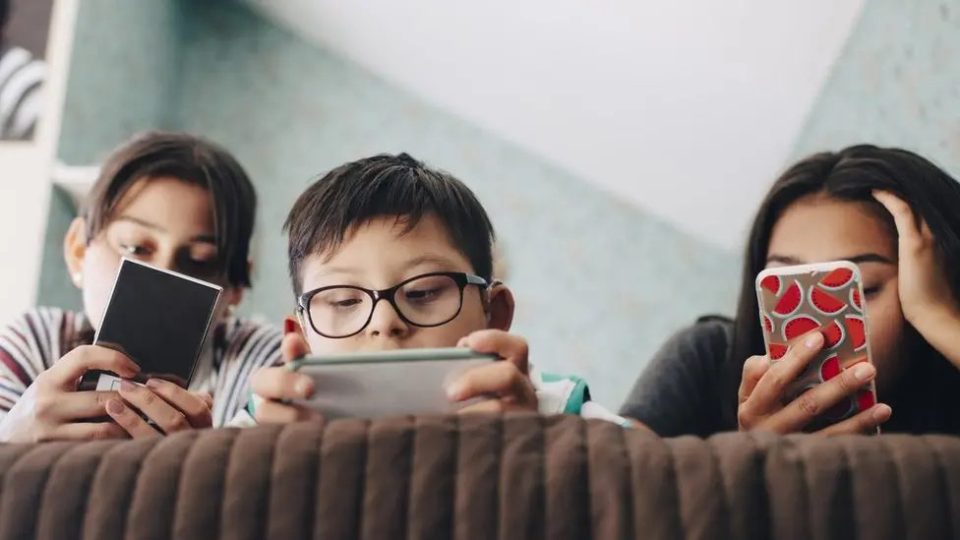 mesime-nga-ofcom-per-turqine:-mbrojtja-e-femijeve-nga-algoritmet