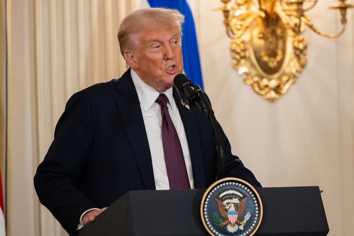 trump-paralajmeron:-negociatat-me-iranin-do-te-perfundojne-nese-vendosen-tarifa-per-anijet