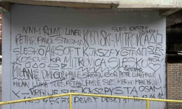 shkruan-grafitin-“kosovska-mitrovica”-ne-veri,-kater-persona-shoqerohen-ne-polici