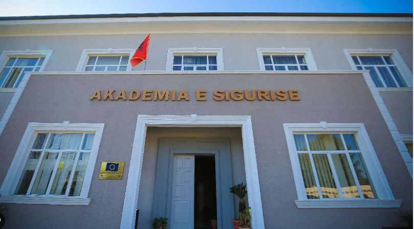 helmohen-serish-disa-studente-ne-akademine-e-sigurise-ne-shqiperi,-rreth-30-persona-perfundojne-ne-spital
