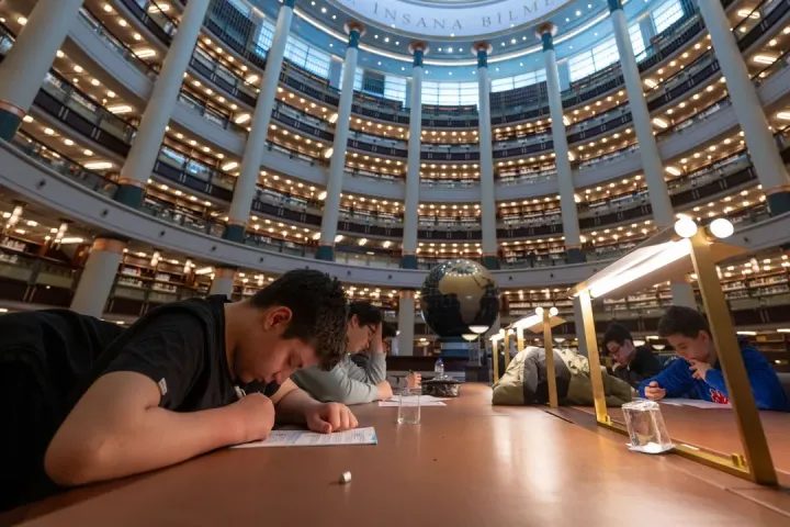 gjithnje-e-me-shume-te-rinjte-turq-po-frekuentojne-bibliotekat.-si-po-ndodh-kjo?