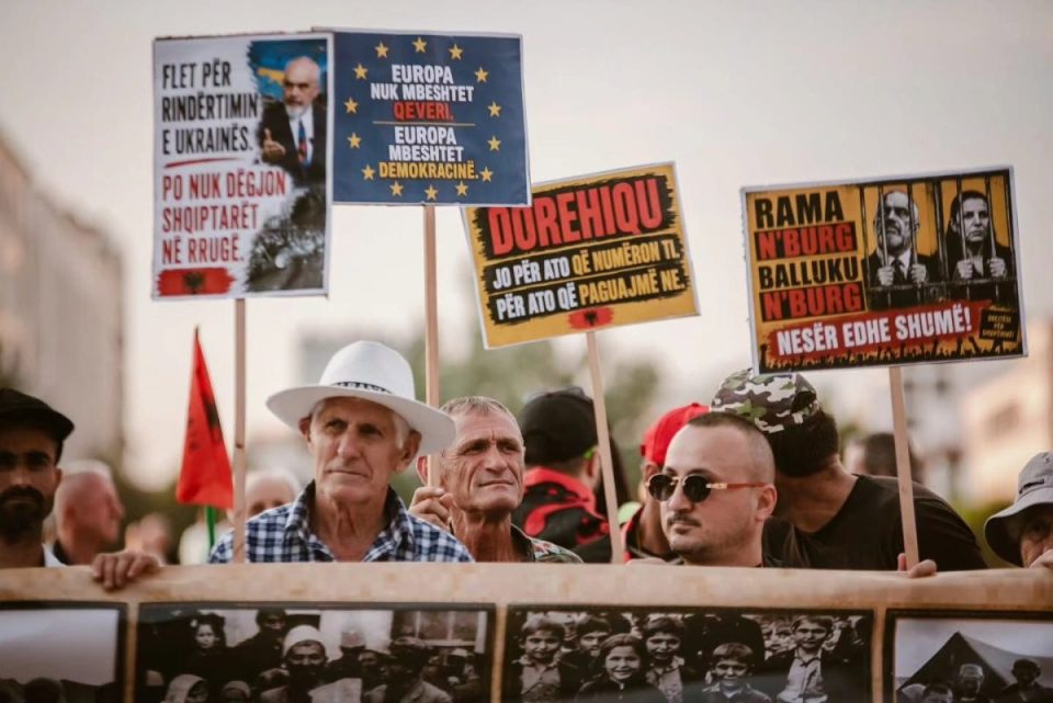 skema-e-re-e-qeverise-per-ta-bere-pis-protesten-me-te-paster-anti-saj