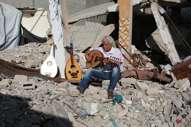 artisti-nga-gaza-ringjall-shpresat-pas-shkaterrimit-nga-lufta-duke-riparuar-instrumente-muzikore