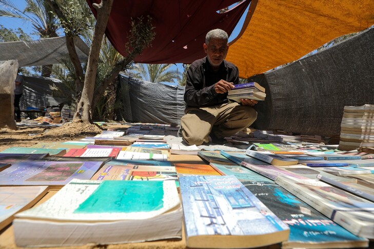 nje-librashites-nga-gaza-rikrijoi-biblioteken-e-tij-me-librat-qe-mori-nga-rrenojat-e-shtepise