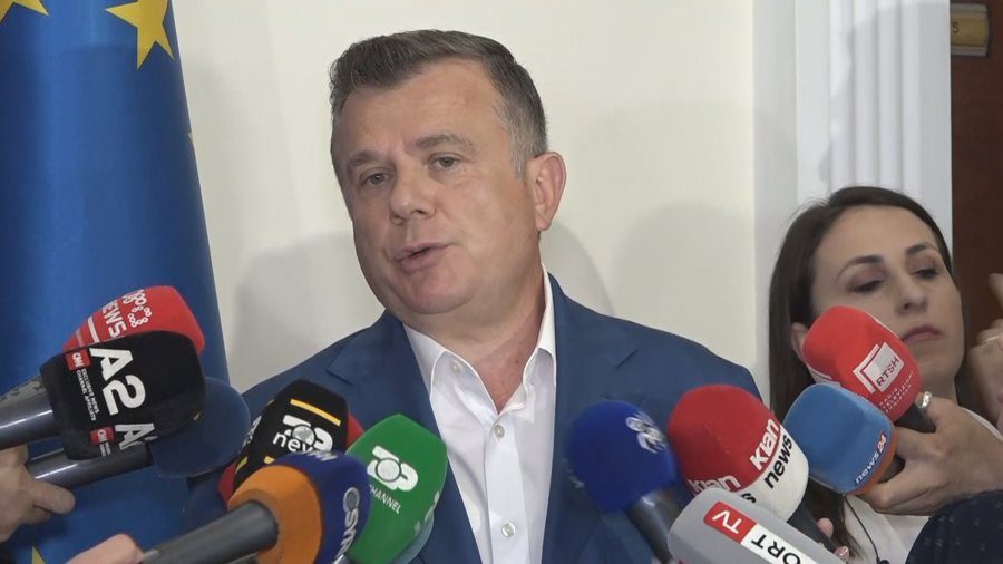 fytyra-e-nje-pushteti-pusht-e-banal:-si-e-vetefyhen-edhe-inteligjencen-e-vet-ky-njeri