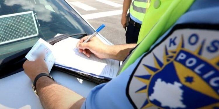 policia-gjobit-me-300-euro-nje-nene-ne-prizren,-la-femijet-te-mbyllur-ne-veture-ne-vape