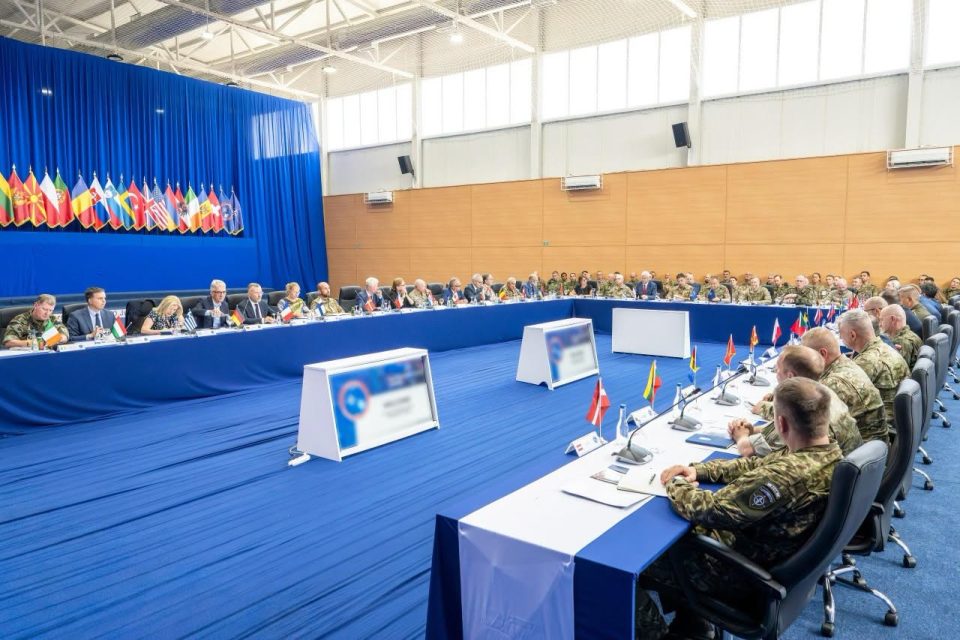 komandanti-i-kfor-it-mbledh-perfaqesuesit-e-31-vendeve-kontribuese,-fokusi-te-siguria-ne-kosove