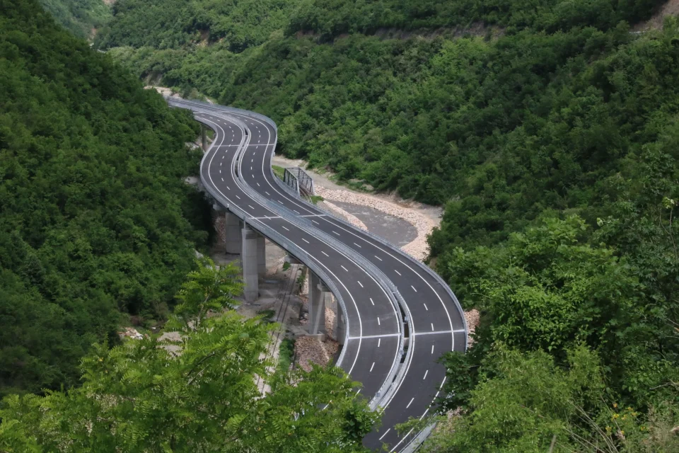 largohet-uji-i-grumbulluar-ne-autostraden-“arben-xhaferi”,-qarkullimi-rikthehet-normalisht