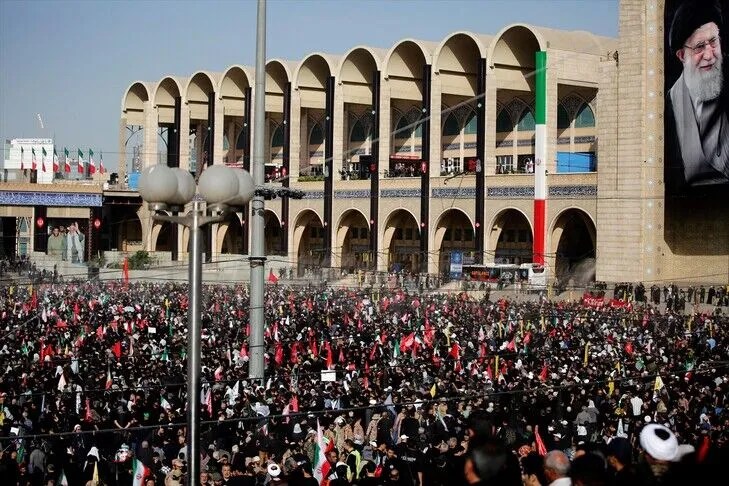 mijera-njerez-mblidhen-ne-iran-me-fillimin-e-riteve-mortore-njejavore-per-udheheqesin-suprem-te-vrare-khamenei