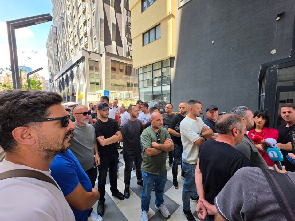 punetoret-e-prishtina-parking-protestojne-per-mosmarrjen-e-pagave