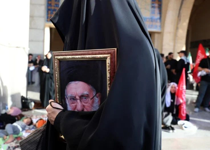 miliona-njerez-ne-funeralin-e-khameneit,-por-nje-detaj-terhoqi-gjithe-vemendjen:-ku-eshte-pasardhesi?