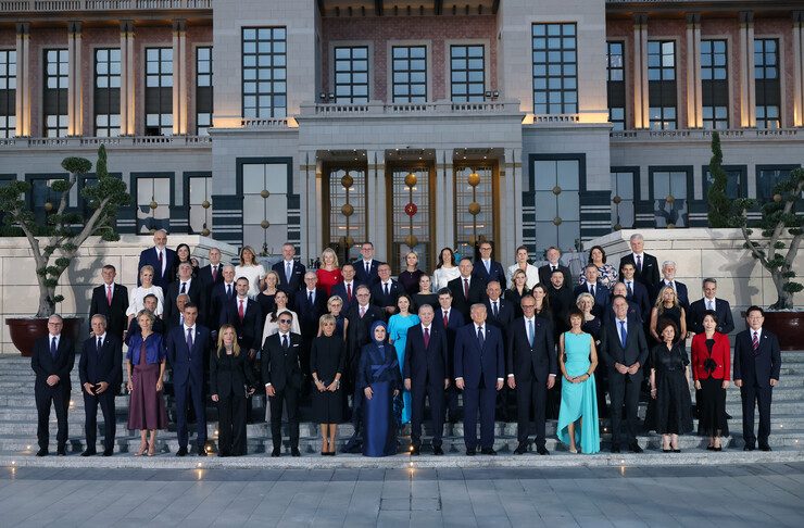 presidenti-erdogan-pret-udheheqesit-e-nato-s-dhe-bashkeshortet-e-tyre-ne-pritje-dhe-darke-ne-ankara