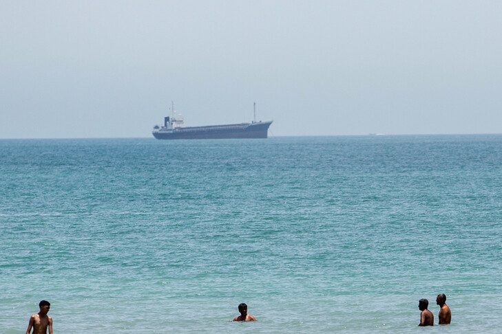 trafiku-ne-hormuz-pothuajse-ndalet,-ndersa-sulmet-e-reja-shba-iran-tronditin-transportin-detar-te-energjise