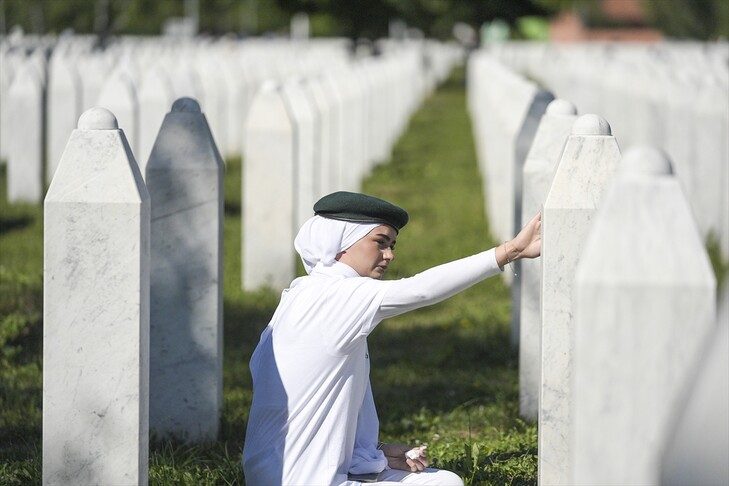duart-mbi-guret-e-bardhe:-familjet-kujtojne-viktimat-e-srebrenices-ne-potocari-perpara-varrimit-kolektiv