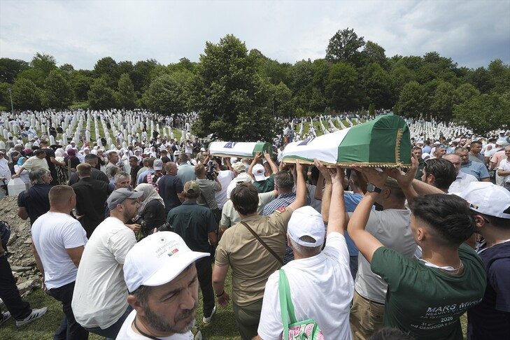 mijera-njerez-ne-srebrenice-per-te-shenuar-31-vjetorin-e-gjenocidit,-zhvillohet-varrimi-kolektiv-i-10-viktimave