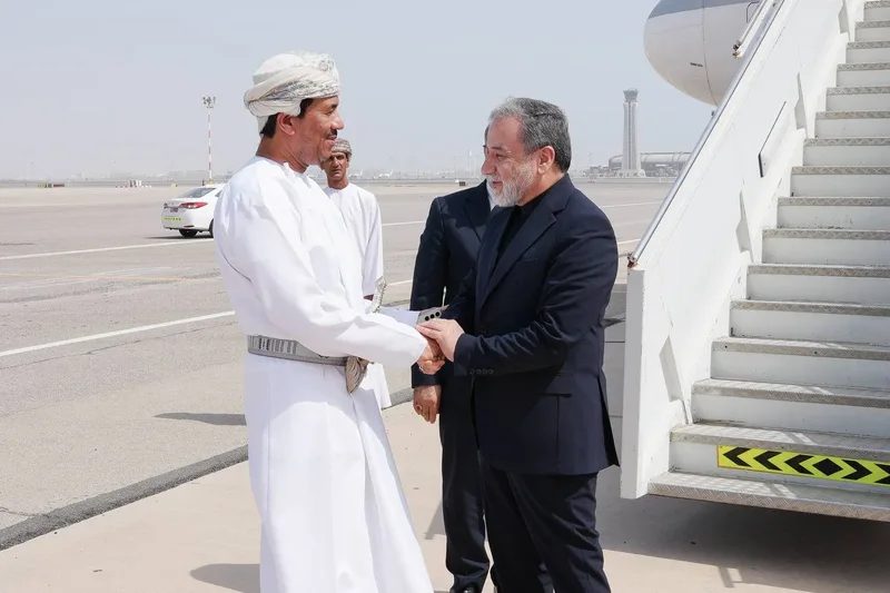 araghchi-takim-me-ministrin-e-jashtem-te-omanit,-ne-fokus-ngushtica-e-hormuzit-dhe-zgjidhja-e-tensioneve-me-shba