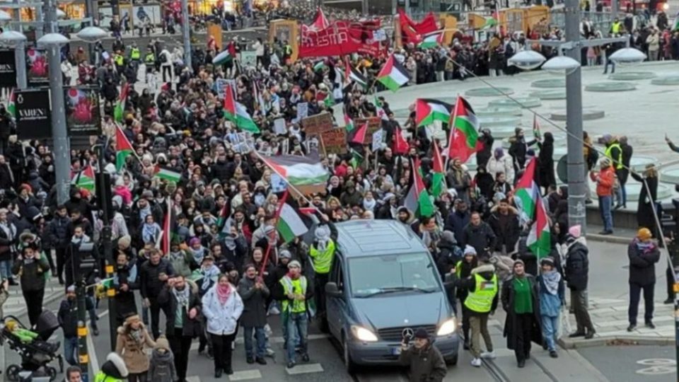 qindra-protestojne-ne-suedi-kunder-sulmeve-izraelite-ne-gaza