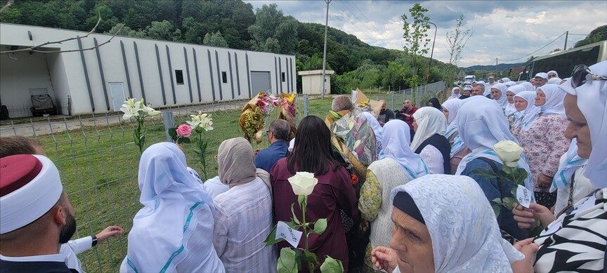 31-vjetori-i-gjenocidit-ne-srebrenice,-te-mbijetuarit-vizitojne-vendet-e-ekzekutimeve-masive-te-boshnjakeve