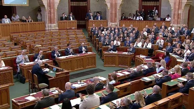 parlamenti-hungarez-shkarkon-presidentin-tamas-sulyok-nga-detyra